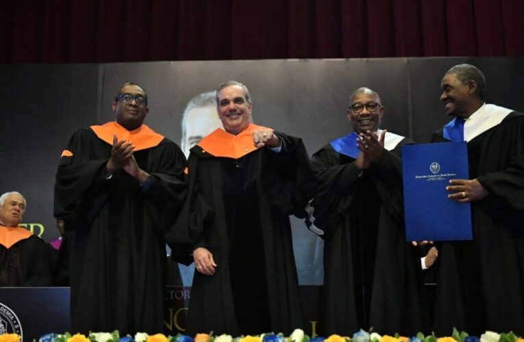 Presidente Luis Abinader recibe título de Doctor Honoris Causa de la UASD