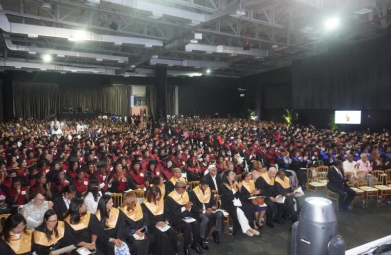 Rector de UNEV advierte a nuevos profesionales sobre peligros y desafíos de la IA durante graduación 69