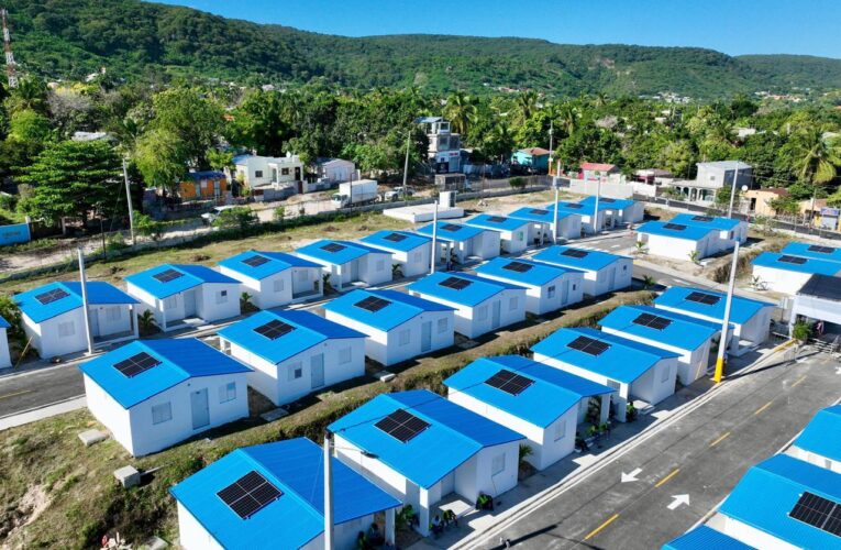 Gobierno dignifica la vida de otras 50 familias vulnerables con la entrega de casas en Barahona