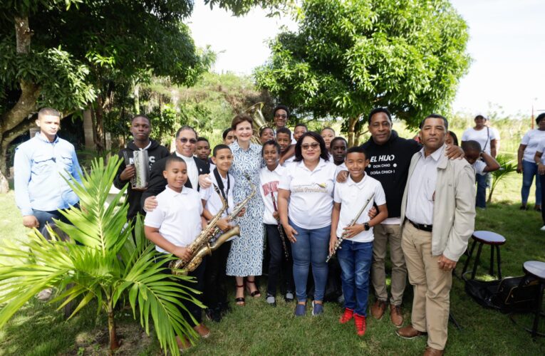 La alegría y esperanza llega a San Pedro de Macorís; Raquel Peña entrega juguetes y comparte con niños