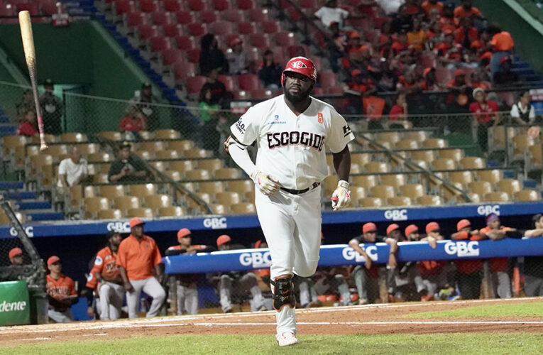 Pimentel pega HR y anota dos en revés rojo