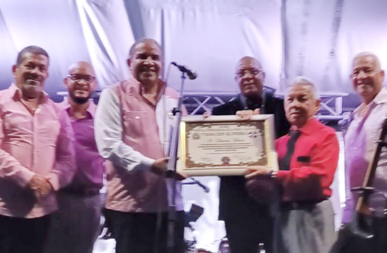 Reconocen al periodista Antonio Maria en el 50 aniversario del festival 7 días con el Pueblo
