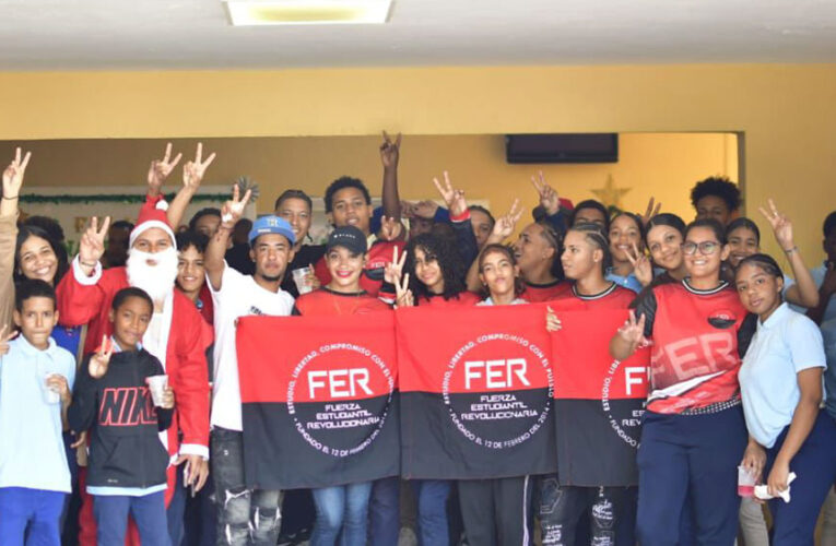 FER realiza gran compartir navideño en Politécnico Manuel Maria Castillo
