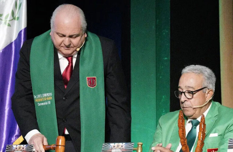 Dr. Luis Esmurdoc agradece el alto honor de presidir el 58 Ceremonial del Pabellón de la Fama del Deporte Dominicano