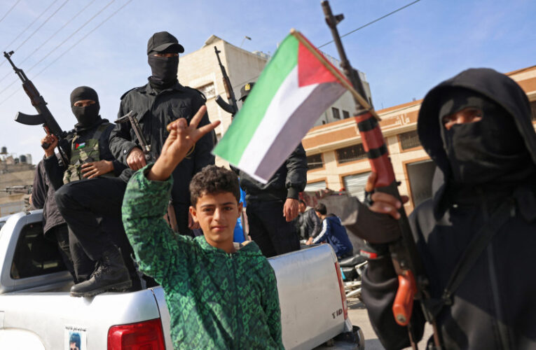 Israel libera a 90 prisioneros palestinos tras la entrada en vigor del alto el fuego