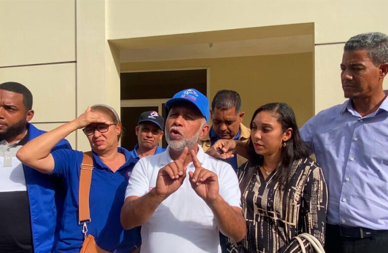 Eduardo Hidalgo denuncia clases en funeraria en Tenares: crítica a gestión de educación