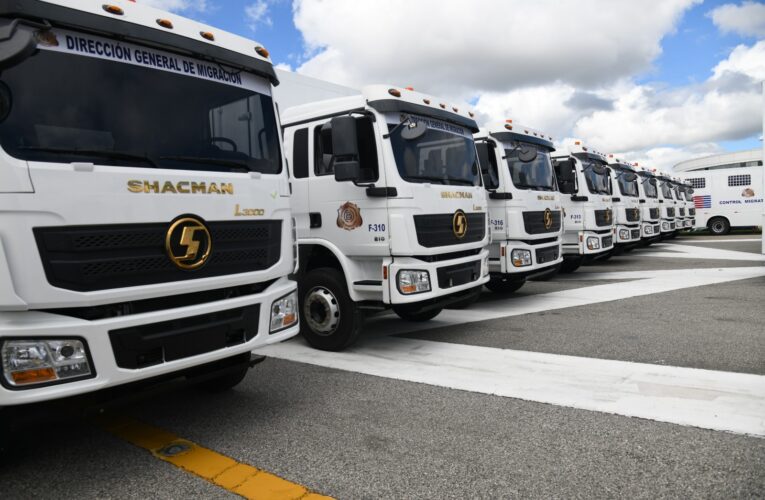 Gobierno entrega 50 camiones y 8 autobuses para reforzar repatriaciones de haitianos