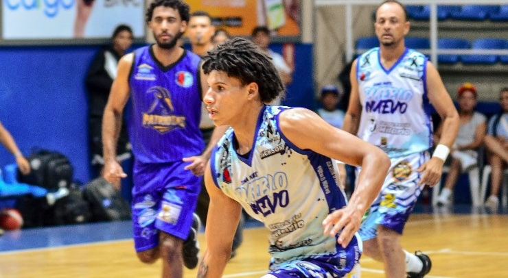 Pueblo Nuevo y Los Rieles pican delante en semifinal basket barrial francomacorisano