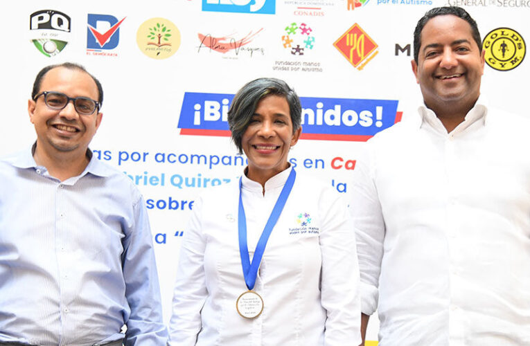 Odile Villavizar recibe primera Medalla a la Inclusión de la Mesa de Diálogo por el Autismo