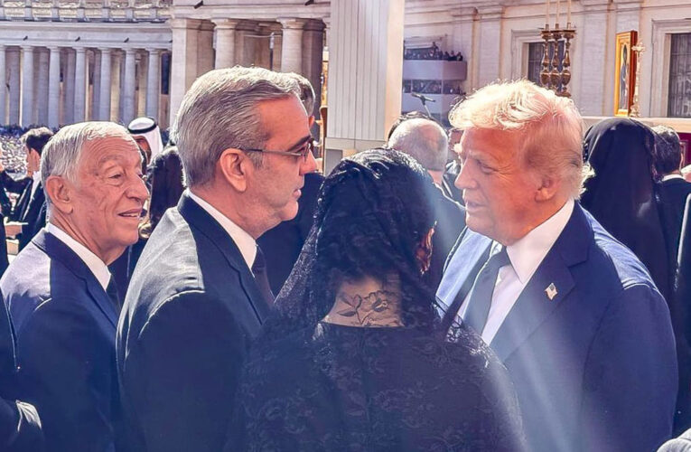 Presidente Abinader y Donald Trump conversan brevemente durante ceremonial al Papa Francisco