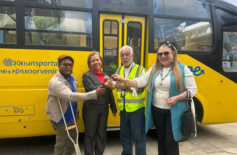 Centro Educativo LARPE recibe autobús adaptado tras gestiones de la ADP Seccional Este en SFM