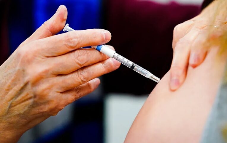 CDC recomienda vacunarse contra VRS; dominicanos NY acogen llamado