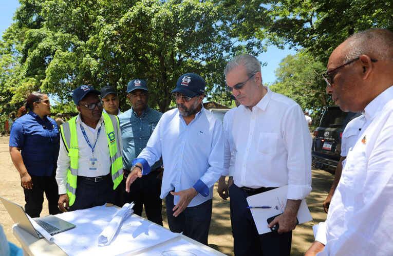 Presidente Abinader se reúne con autoridades y comunitarios de Espaillat y Puerto Plata para coordinar soluciones tras las lluvias