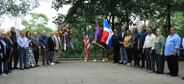 PLD en Manhattan deposita ofrenda floral durante 116 aniversario natalicio profesor Bosch