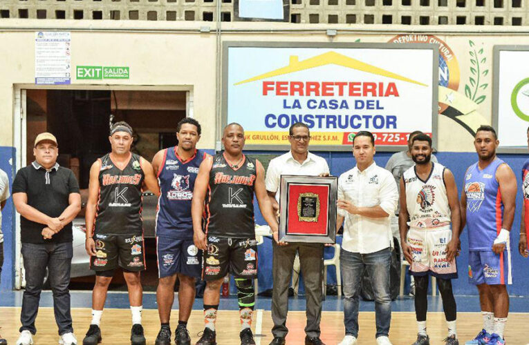 Virgilio Vásquez es homenajeado en la 7ma edición del Torneo de Veteranos de San Francisco de Macorís