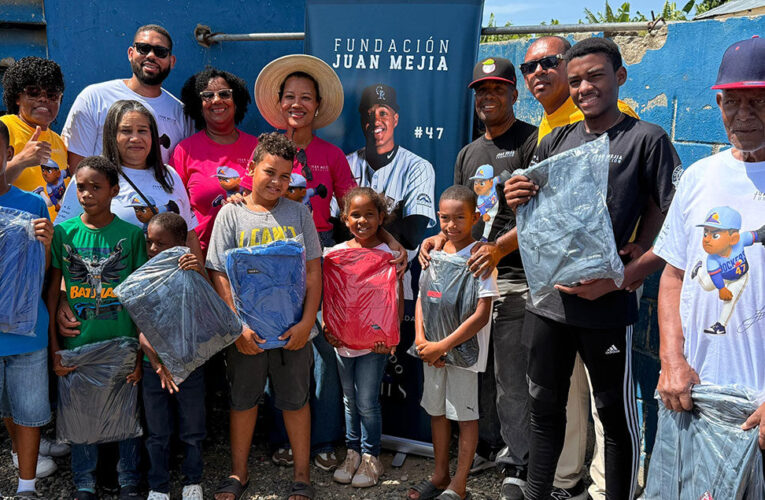 Juan Mejía, lanzador de Grandes Ligas, entrega útiles escolares a niños de su natal comunidad