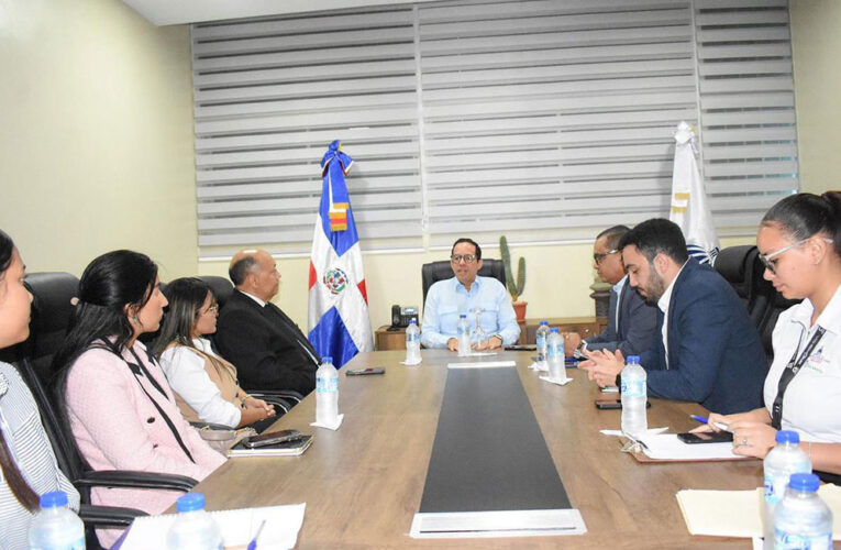 Director de ARS SEMMA realiza visita de cortesía al Ministerio de Administración Pública