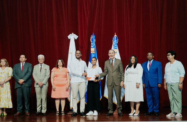 MESCyT e ITLA realizan histórica entrega de 350 becas nacionales a estudiantes en carreras STEAM