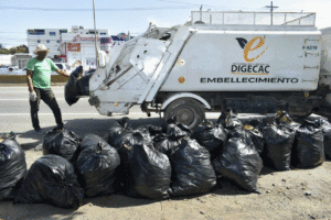 Digecac, Cemadoja y Eco-Joven realizan jornada de recogida de plásticos en la Autopista Las Américas
